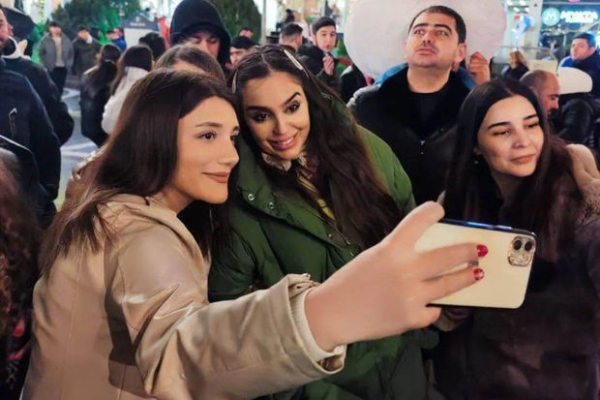 Leyla Əliyeva paytaxt sakinləri ilə görüşüb 